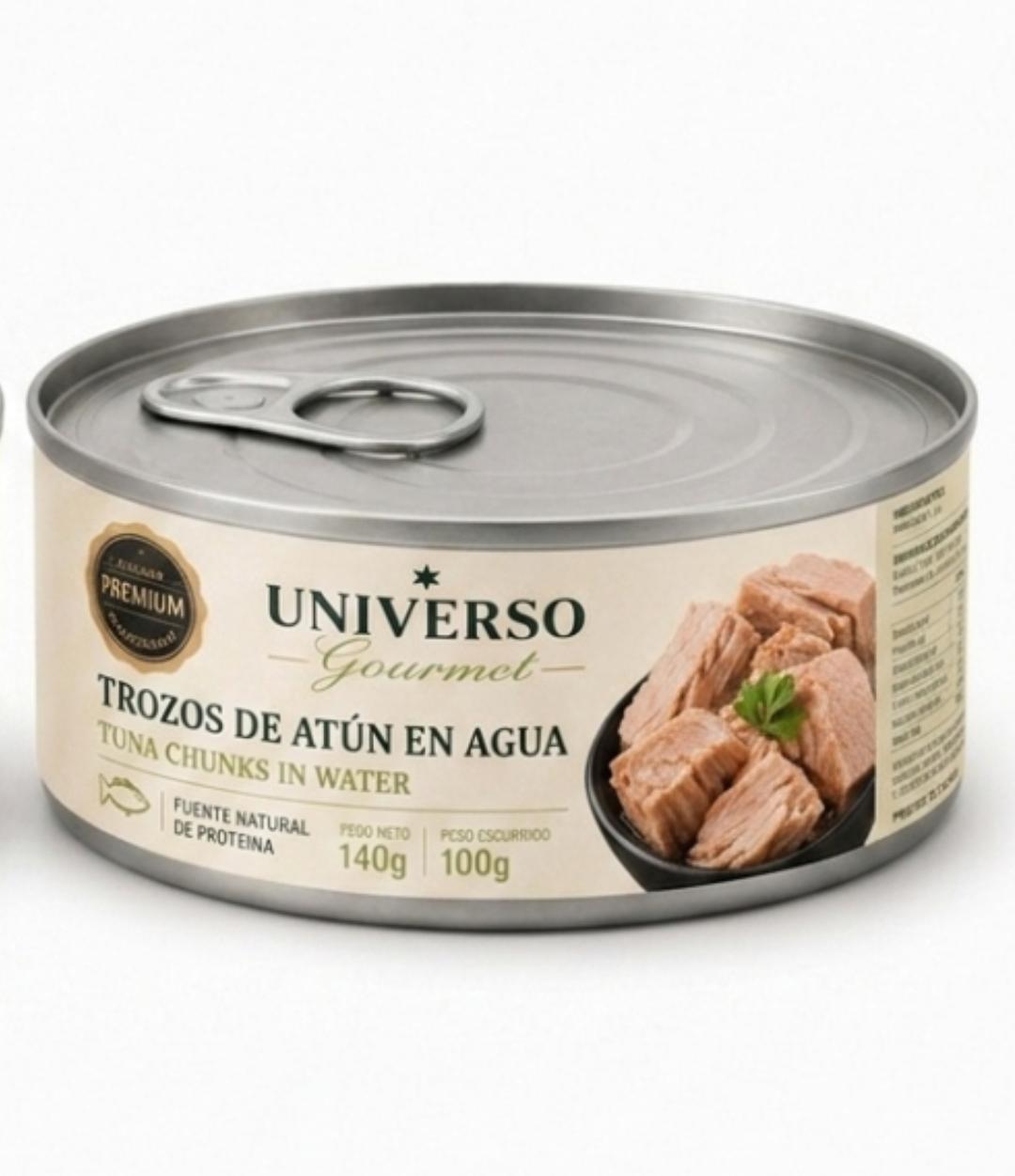 Trozos de atún en agua en lata
